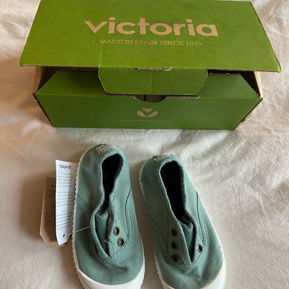 Size 6 toddler shoes. Never worn! Great brand!!